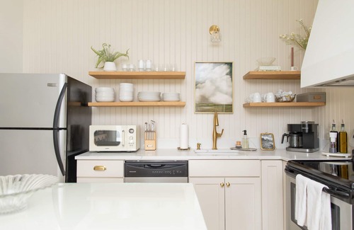 Bend House | Pristine Tranquil Retreat on Canal