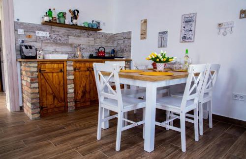 Szanda Apartment | Privát Szálláshely Dézsafürdővel-Kata Cottage