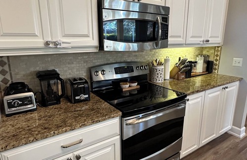 Samsula-Spruce Creek House | Privacy, Pool & Serenity. 3BD 3BA, 10 min to Daytona beach. Fly-In Community.
