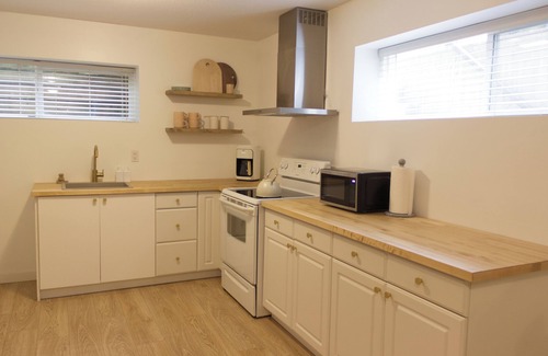 Walnut Grove House | Private 1 Bedroom Suite Near Fort Langley