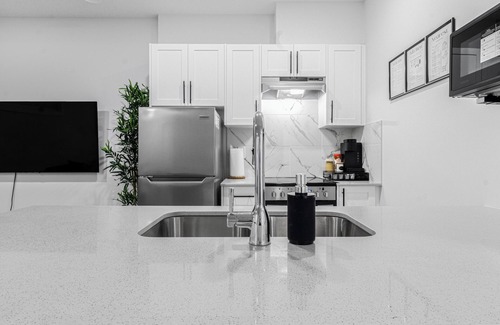 Calgary Apartment | Private 1BR Suite | Private Access | 15 mins to Calgary Intl Airport (YYC).