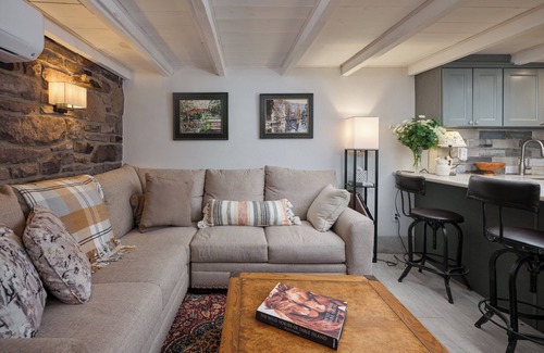 Danboro Cottage | Private 2-bedroom Storybook cottage with WiFi in Stockton - 5 Stars!