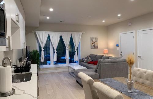 Washington Apartment | Private 2BR Apartment - Free Off Street Parking, Fast Wi-Fi & Laundry