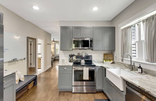 North Nashville House | Private 2BR House in Downtown Nashville - Near Broadway and Sleeps 6! 🌃