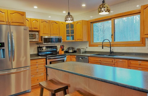 Bracebridge Cottage | Private 3.5Acres Family Cottage- 2hr from TO- HotTub- Sauna- Shallow entrance