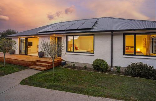 Christchurch House | Private, 4BR Family Home, Free Parking, 4km to Airport