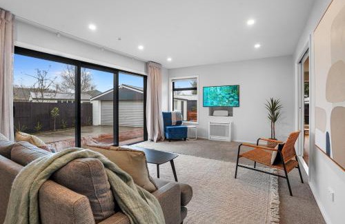 Christchurch House | Private, 4BR Family Home, Free Parking, 4km to Airport