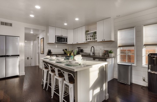 Hawthorne House | Private 5BR: Hot Tub + FirePit, Workspace + Parking, Mins to LAX, SoFi, Beach