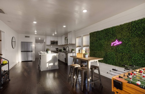 Hawthorne House | Private 5BR: Hot Tub + FirePit, Workspace + Parking, Mins to LAX, SoFi, Beach