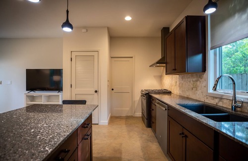 Hancock House | Private 872 sq ft guesthouse, off street parking, walk to UT