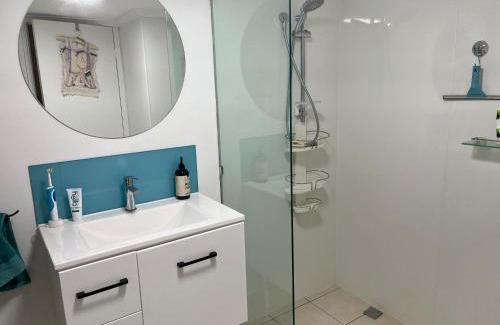 Torquay Apartment | Private and centrally located