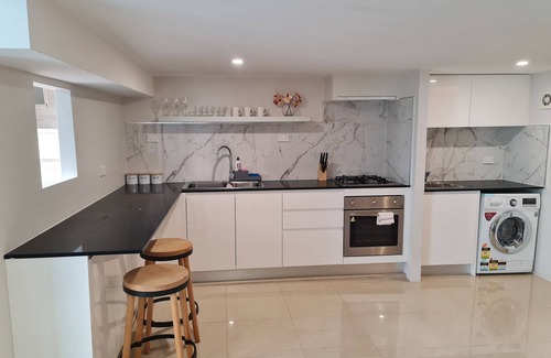Guildford House | Private and Cosy Two Storey Guest House Near Shops/transport