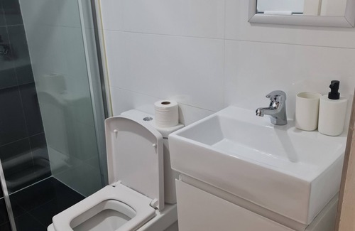 Guildford House | Private and Cosy Two Storey Guest House Near Shops/transport