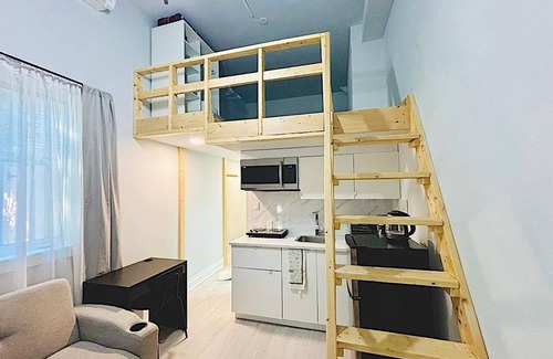 Richview Apartment | Private and Cozy Loft Close to the Airport in Etobicoke