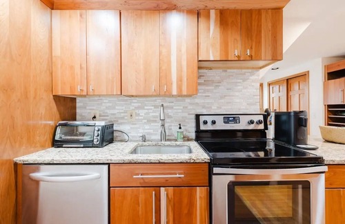 Glen Head Apartment | Private Apartment on tree lined 2 acre estate. Close to beaches, farms and NYC.