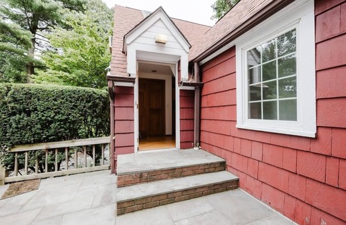 Glen Head Apartment | Private Apartment on tree lined 2 acre estate. Close to beaches, farms and NYC.