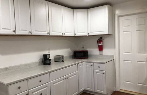 Weequahic Apartment | Private apartment with 3 bedrooms and 1 bathroom near Newark International Airport EWR and New York City
