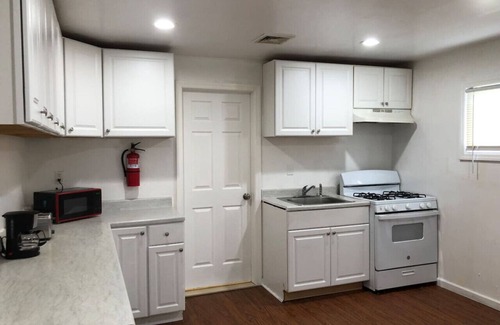 Weequahic Apartment | Private apartment with 3 bedrooms and 1 bathroom near Newark International Airport EWR and New York City
