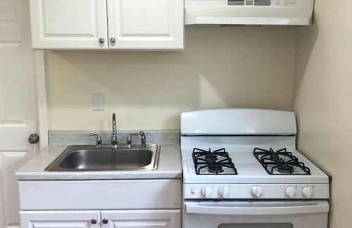 Weequahic Apartment | Private apartment with 3 bedrooms and 1 bathroom near Newark International Airport EWR and New York City