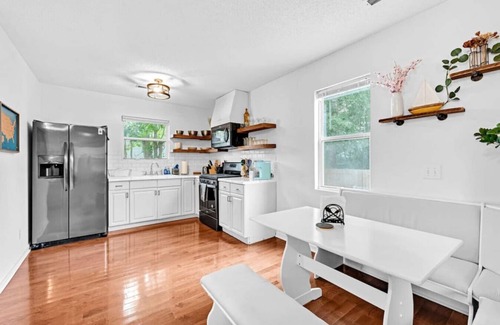 West Ashley House | Private Backyard With Fire Pit, 15 Min to Downtown