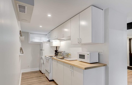 Barrie House | Private Basement ApartmentISeparate Entrance|One Bed & One Bath