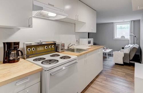 Barrie House | Private Basement ApartmentISeparate Entrance|One Bed & One Bath