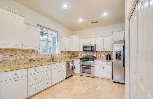 Summerfield House | Private Beach at Lakefront Summerfield Getaway!