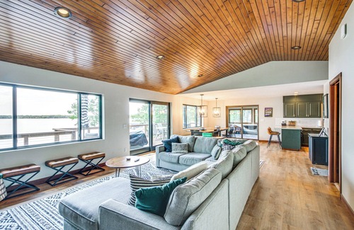 Baxter Cabin | Private Beach & Dock: White Sand Lake Retreat!