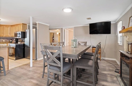 Taylorsville Cottage | Private beach, game room, tiki bar!