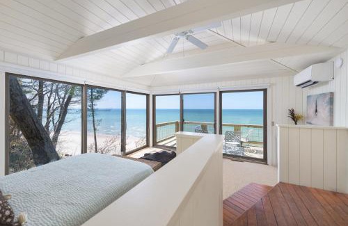 Covert House | Private beach- sleeps 14 with stunning views!