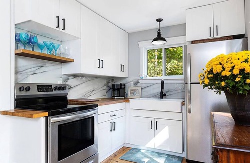 Utterson Cottage | Private Beachfront Oasis on Skeleton Lake