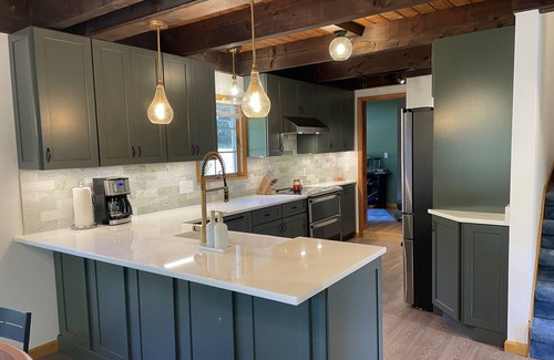 New Fairfield House | Private Beautiful Home - Family Friendly - 1 min. Walk to Candlewood Lake
