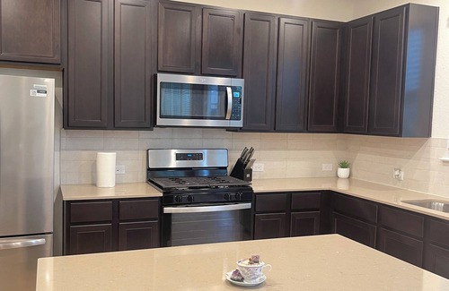 Iowa Colony House | Private bedroom 30 minutes from downtown Vee’s home away from home