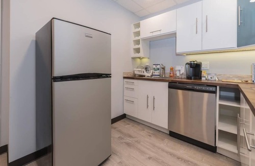 Danbury Apartment | Private Bedroom & Bathroom with Shared Kitchen 012