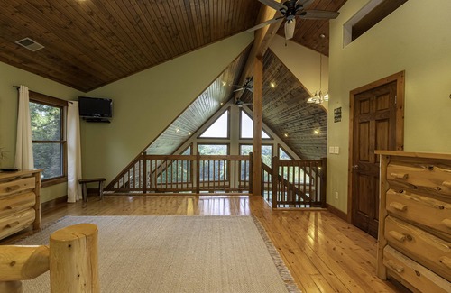 Goreville House | Private bluffs, 40-mile view on Shawnee Wine Trail