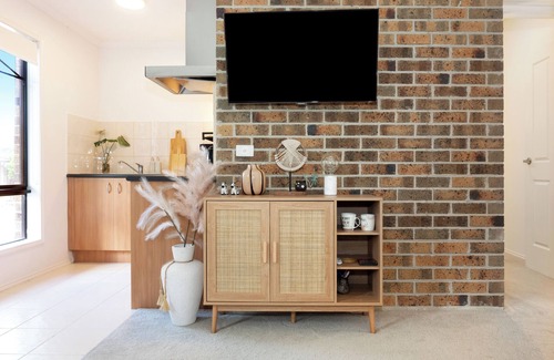Bentleigh House | Private, Bright & Cozy 2BR Retreat in Bentleigh | Steps to Train, Park & Shops