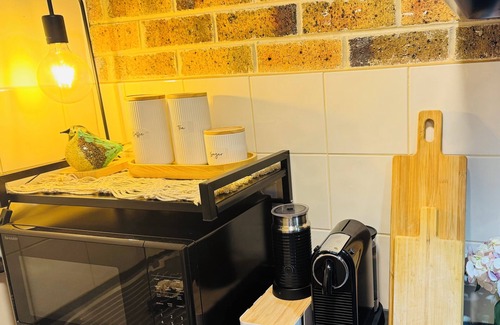 Bentleigh House | Private, Bright & Cozy 2BR Retreat in Bentleigh | Steps to Train, Park & Shops