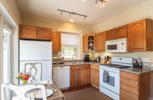 Roseburg House | Private bungalow with AC in charming Roseburg