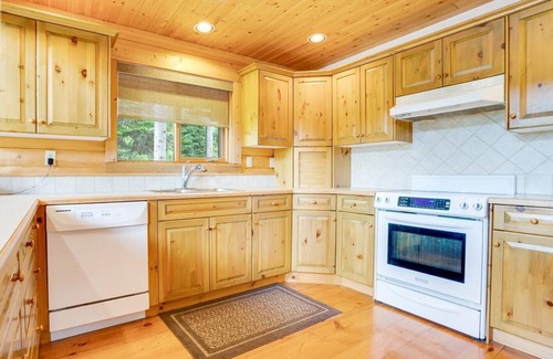 Central Okanagan House | Private cabin in the woods with hot tub