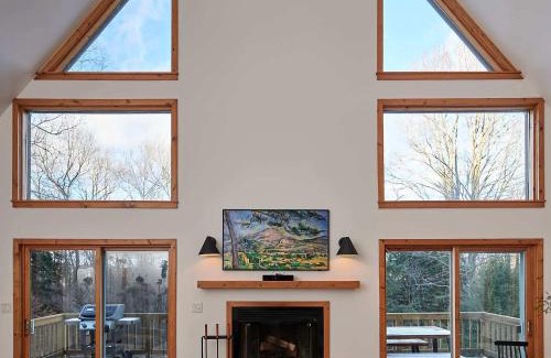 Roscoe House | Private Chalet with Fire Pit Deck and Large Yard
