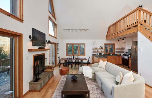Roscoe House | Private Chalet with Fire Pit Deck and Large Yard