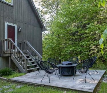 Roscoe House | Private Chalet with Fire Pit Deck and Large Yard