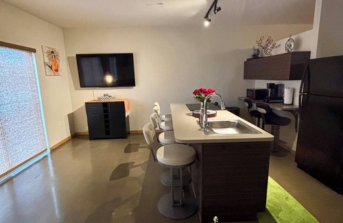 Midtown Apartment | Private Charming Midtown 1-bedroom apartment in amazing Detroit with WiFi, AC