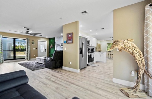 Lake Worth House | Private Coastal Chic 3BR Retreat