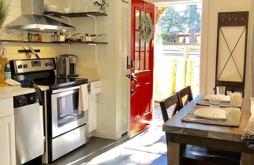 Downtown Vancouver House | Private & Comfortable Guesthouse close to Portland +AC!