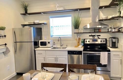 Downtown Vancouver House | Private & Comfortable Guesthouse close to Portland +AC!