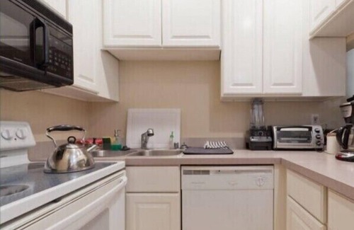 Westwood Condo | Private Condo - Walk to UCLA - Resort Style Living