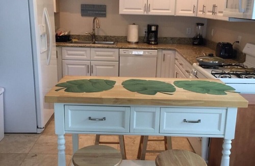 Clearwater Beach House | PRIVATE COTTAGE OCEAN VIEW 44 PACES TO BEACH, CLOSE TO RESTAURANTS AND SHOPS