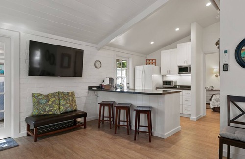 Encinitas House | Private Cottage! Easy Walk Through The Park To Encinitas And Moonlight Beach.