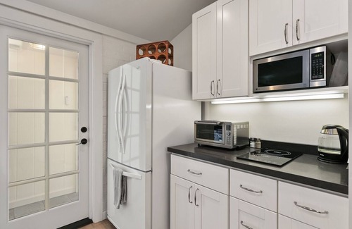 Encinitas House | Private Cottage! Easy Walk Through The Park To Encinitas And Moonlight Beach.
